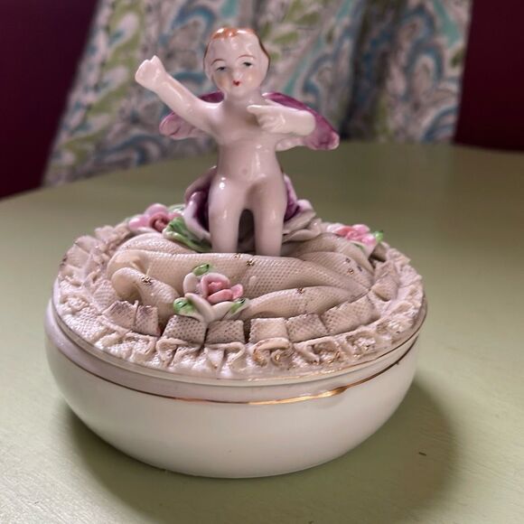 Vintage Hand Painted Wales China Japan Cherub trinket box. Porcelain - Picture 1 of 9